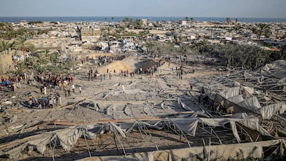 Vista de la zona humanitaria atacada por Israel, donde se aprecian los cráteres causados por las bombas y los esqueletos de las tiendas de campaña quemadas.