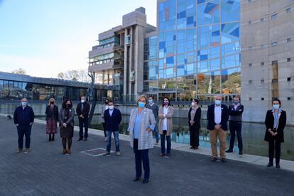 Itxaso Atutxa, en el centro, posa ante el Euskalduna de Bilbao con la nueva ejecutiva del PNV de Bizkaia que presidirá durante otros cuatro años.