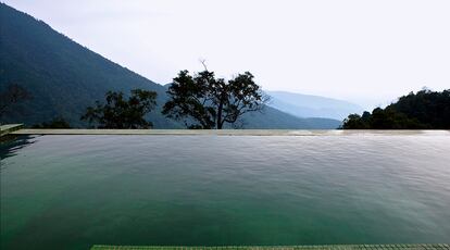 Desde la piscina se pueden contemplar las montañas del parque natural de Tam Dao. Los mosaicos verdes dan continuidad visual al paisaje. 