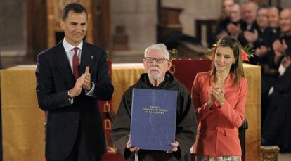 Los Príncipes de Asturias y de Viana, don Felipe y doña Letizia, junto al historiador capuchino Tarsicio de Azcona en los premios de 2014.