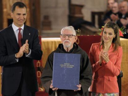 Los Príncipes de Asturias y de Viana, don Felipe y doña Letizia, junto al historiador capuchino Tarsicio de Azcona en los premios de 2014.