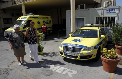 El coche m&eacute;dico de urgencias de Torres Vedras, aparcado el mi&eacute;rcoles delante del hospital.