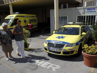 El coche médico de urgencias de Torres Vedras, aparcado el miércoles delante del hospital.