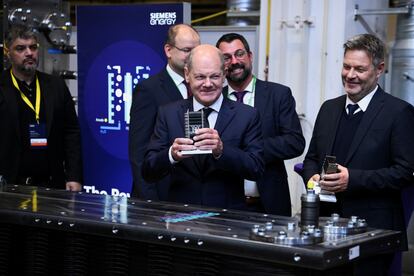 El canciller alemán, Olaf Scholz (centro), y el ministro del clima Robert Habeck (derecha) durante la inauguración de la gigafactoría de electrólisis de Siemens Energy en Berlín el pasado 8 de noviembre.