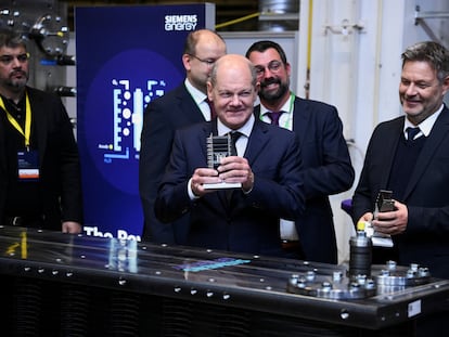 El canciller alemán, Olaf Scholz (centro), y el ministro del clima Robert Habeck (derecha) durante la inauguración de la gigafactoría de electrólisis de Siemens Energy en Berlín el pasado 8 de noviembre.