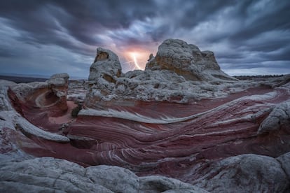 Chegar a este rincão do Arizona exige três horas de carro por uma pista de areia para ver como estes estratos de cores se retorcem criando o efeito de movimento, como se a rocha fluísse.