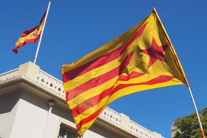 Bandera independentista catalana frente a un consulado espa&ntilde;ol. 