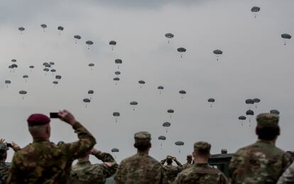 Salto de entrenamiento de las brigadas paracaidistas de los ejércitos de EE UU, Italia y Reino Unido durante las maniobras millitares llevadas a cabo en la zona de entrenamiento de Hohenfels, en Alemania.