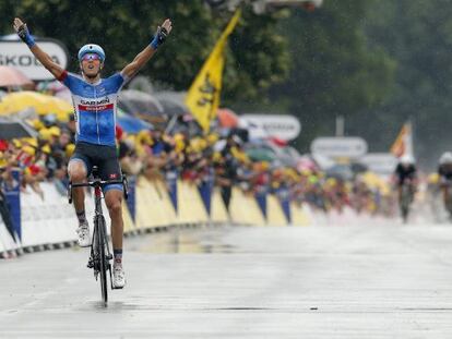 Navardauskas celebra la victoria en la meta de Bergerac.