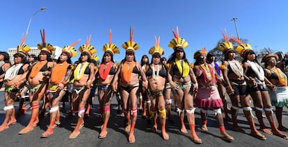 Mujeres indígenas se manifiestan en Brasilia.