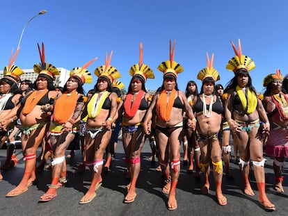Mujeres indígenas se manifiestan en Brasilia.