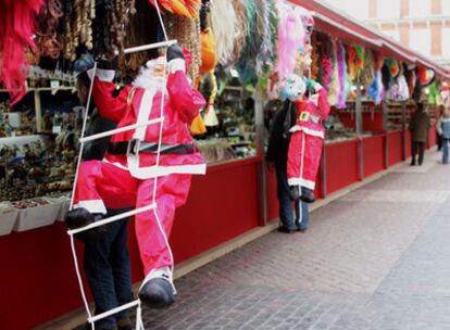 Adornos navideños y otros objetos en los puestos del mercado navideño de la Plaza Mayor de Madrid