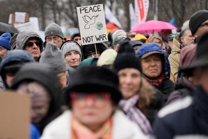 Participantes de una manifestación en Berlín en apoyo a un manifiesto por la paz en Ucrania el pasado febrero.