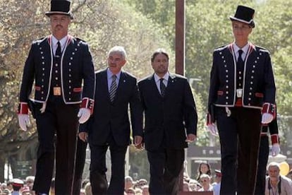 Los presidentes de la Generalitat y del Parlamento, Maragall y Benach, en el acto oficial de la Diada.