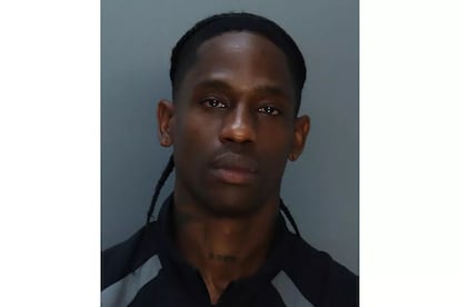 Foto policial de Travis Scott tras su detención el 20 de junio de 2024, proporcionada por la Oficina del Sheriff del Condado de Miami-Dade (Florida).