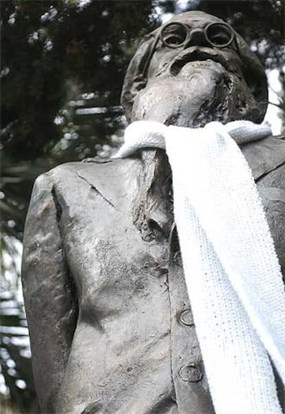 La estatua de Ramón María del Valle-Inclán del madrileño Paseo de Recoletos recibe el abrigo de una bufanda blanca.