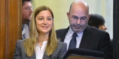 Los representantes del Movimiento Cinco Estrellas en el Senado, Vito Crimi (D), y el Congreso, Roberta Lombardi, hoy en Roma.