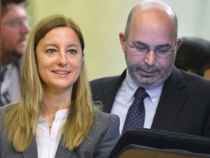 Los representantes del Movimiento Cinco Estrellas en el Senado, Vito Crimi (D), y el Congreso, Roberta Lombardi, hoy en Roma.