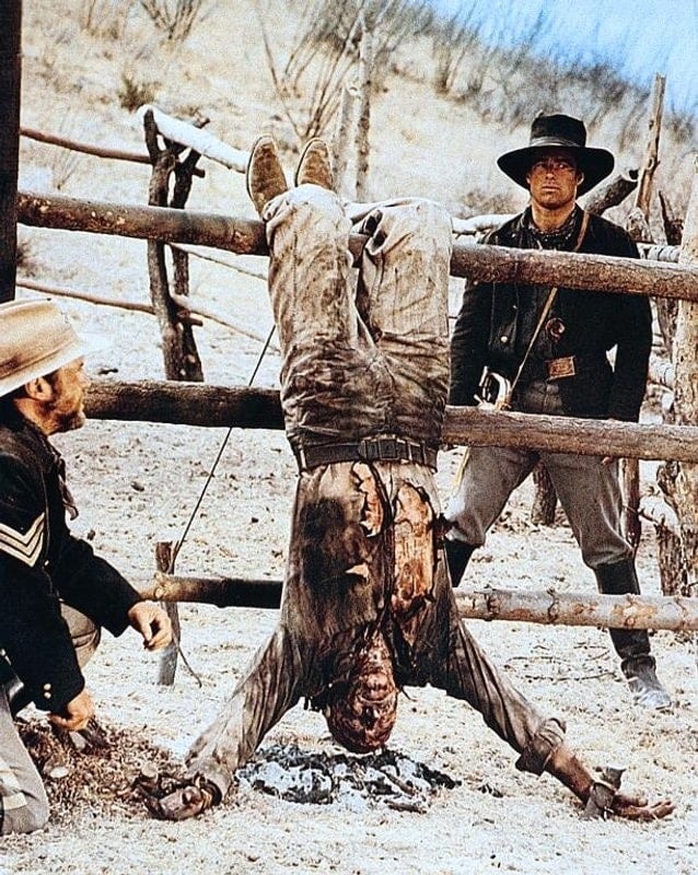 Un momento del filme de Robert Aldrich 'La venganza de Ulzana'. La imagen recrea una tortura apache clásica.