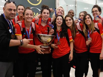 Las integrantes de la selecci&oacute;n femenina de baloncesto posan con el trofeo del Eurobasket y las medallas de oro a su llegada a Madrid.