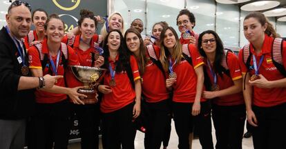 Las integrantes de la selecci&oacute;n femenina de baloncesto posan con el trofeo del Eurobasket y las medallas de oro a su llegada a Madrid.