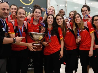 Las integrantes de la selecci&oacute;n femenina de baloncesto posan con el trofeo del Eurobasket y las medallas de oro a su llegada a Madrid.