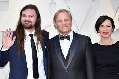 Viggo Mortensen con Ariadna Gil. El que saluda es el hijo de Mortensen, Henry. Están en la alfombra roja de los Oscar 2019. Pese a llevar ya 10 años juntos entonces, era la primera vez que posaban juntos para la prensa.