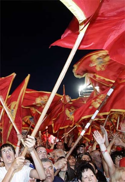 Partidarios de la independencia de Montenegro enarbolan la bandera del nuevo país en Podgorica.