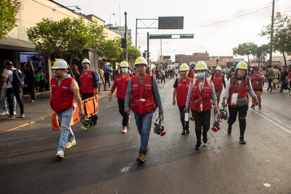 Integrantes de la brigada de rescatistas Hampi Camayoc se desplazan durante una manifestación en las calles de Lima.