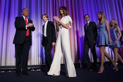 Sus años en la industria de la moda le han dado a Melania Trump un sentido de glamour que ha mostrado durante toda la campaña presidencial de su esposo, Donald Trump. Se le ha visto llevar elegantes americanas, pantalones hechos a medida y vestidos que se han agotado en horas. En la imagen, ya sabiéndose primera dama, apareció por primera vez en público con un mono blanco impoluto de manga asimétrica de Ralph Lauren.