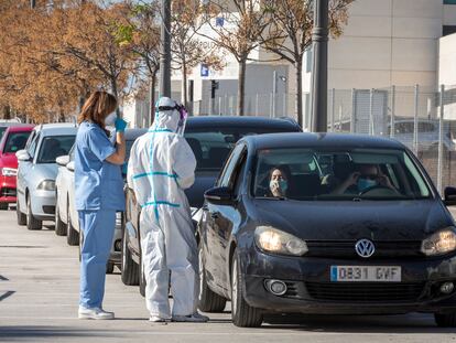 Decenas de coches hacen cola ante el hospital de campaña de La Fe de València para la realización de pruebas de detección de covid-19.