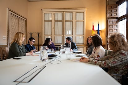 Ernest Urtasun, con diferentes asociaciones de mujeres del mundo de la cultura para poner en marcha una nueva línea de trabajo en el Observatorio de Igualdad de Género en la Cultura.