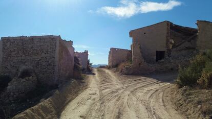 The town could easily be the setting for a western, and indeed Almería has often been the location of choice for movie directors like Sergio Leone. During the 1960s, the nearby village of Los Albaricoques featured in films like "A Fistful of Dollars."