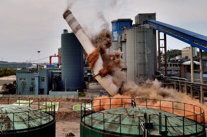 Una chimenea colapsa durante una demolición controlada en la central térmica de Hubei Xingfa en Hubei (China).
