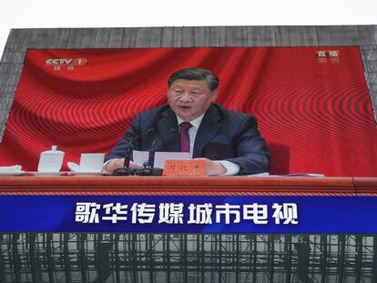 A giant screen reproduces  Xi Jinping's speech on the occasion of the centenary of the youth of the PCCh.