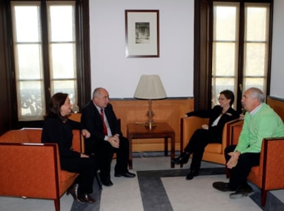 Las consejeras María del Mar Moreno y Carmen Martínez Aguayo se reúnen con los responsables sindicales Manuel Pastrana y Francisco Carbonero.