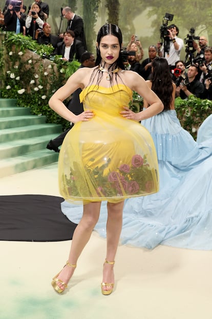 La modelo Amelia Gray con un orginal diseño de plástico con flores luminiscentes en el interior de la firma. Un vestido de la colección primavera verano 2024 de la firma japonesa Undercover.