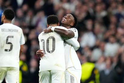 Vinicius celebra su gol al Mónaco abrazando a Mbappé.