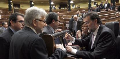 Los diputados de CiU S&aacute;nchez-Llibre (en primer t&eacute;rmino), Casas y Macias departen con Rajoy y Santamar&iacute;a.