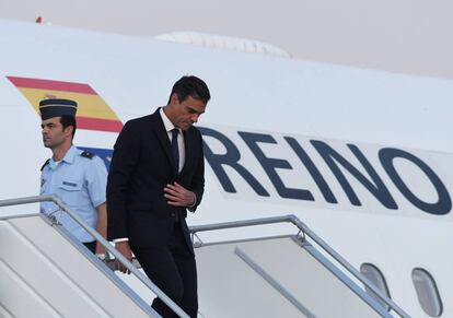 El president Pedro Sánchez baixant de l'avió oficial en què ha viatjat a Llatinoamèrica.