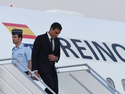 El president Pedro Sánchez baixant de l'avió oficial en què ha viatjat a Llatinoamèrica.