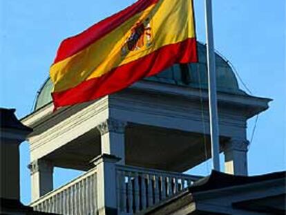 La bandera española, a media asta en la Embajada en Estocolmo.