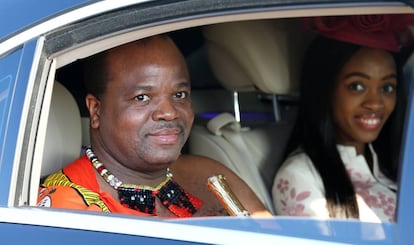 El rey Mswati III de Suazilandia junto a una de sus esposas, en Sochi, Rusia, el pasado octubre.