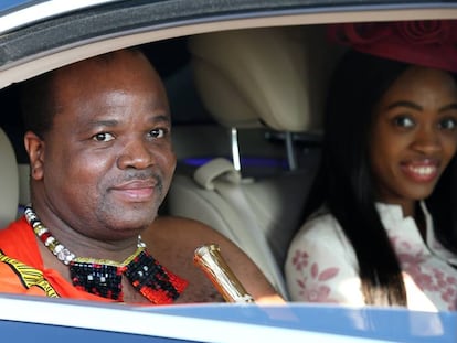 El rey Mswati III de Suazilandia junto a una de sus esposas, en Sochi, Rusia, el pasado octubre.