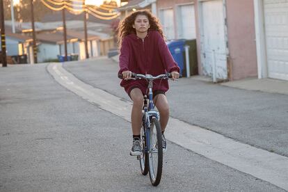 En la ficción más reciente no podemos dejar de mencionar a Zendaya, que en Euphoria (HBO) hace de la bicicleta su compañera inseparable (sobre todo, para visitar a su camello de confianza).