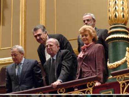 En la imagen superior, de izquierda a derecha y en primera fila, Carlos Solchaga, Leopoldo Torres y Soledad Becerril; detrás, Miguel Ángel Arredonda y Nicolás Pérez-Serrano, en el Congreso. Abajo, Santiago Carrillo, en la Universidad Complutense.
 / MANUEL ESCALERA