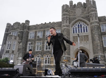 U2, durante una actuación este viernes en Nueva York para promocionar su nuevo disco.