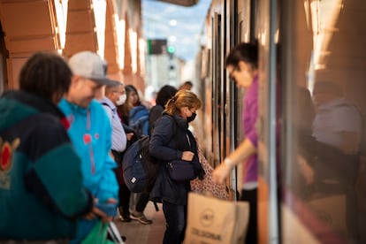 Pasajeros de la línea R3 de Rodalies subiéndose en la parada de Puigcerdà a inicios de noviembre.