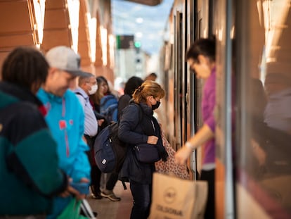 Pasajeros de la línea R3 de Rodalies subiéndose en la parada de Puigcerdà a inicios de noviembre.