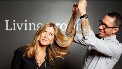 Jennifer Aniston promocionando su línea de cuidado capilar.